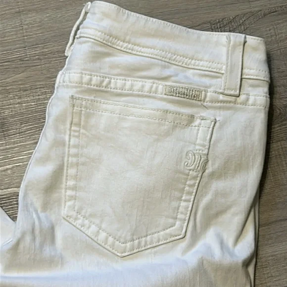 Woman’s Miss Me white distressed, signature capris - size 30 - Picture 2 of 16